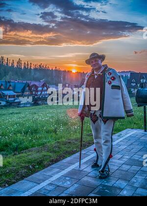 Tatry, Pologne - 03 juin 2019 : un highlander (ethnique) dans Góral goral traditionnelle robe black hat et Shepherd's ax en polonais des Tatras. G Banque D'Images