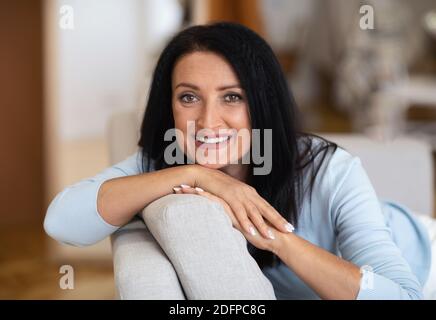 Gros plan portrait d'une charmante femme brunette d'âge moyen souriant Banque D'Images