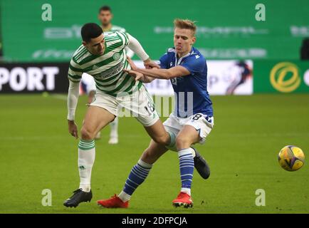 Tom Rogic du Celtic (à gauche) et Alistair McCann de St Johnstone se battent pour le ballon lors du match Scottish Premiership au Celtic Park, Glasgow. Banque D'Images