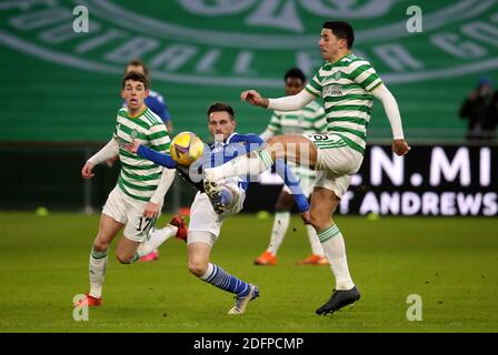 Tom Rogic (à droite) du Celtic et Scott Tanser de St Johnstone se battent pour le ballon lors du match Scottish Premiership au Celtic Park, Glasgow. Banque D'Images