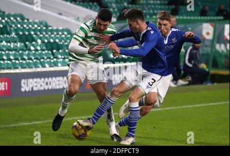 Tom Rogic du Celtic (à gauche) et Scott Tanser de St Johnstone se battent pour le ballon lors du match Scottish Premiership au Celtic Park, Glasgow. Banque D'Images