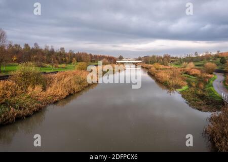 Londres, Royaume-Uni : décembre 2020 : vue sur la rivière Lea, depuis les Parklands du Nord dans le Parc olympique Queen Elizabeth de Londres Banque D'Images