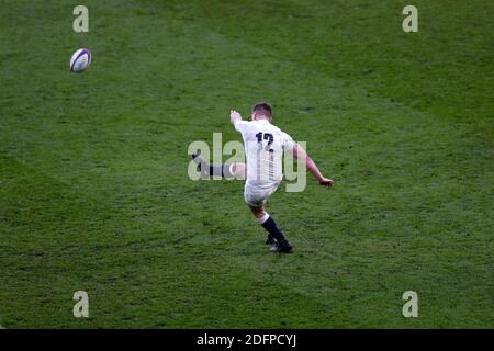 Twickenham, Londres, Royaume-Uni. 6 décembre 2020. International Rugby, coupe des nations d'automne, Angleterre contre France; Owen Farrell d'Angleterre lance une pénalité réussie au début de la 2ème moitié pour 9-13 crédit: Action plus Sports/Alamy Live News Banque D'Images