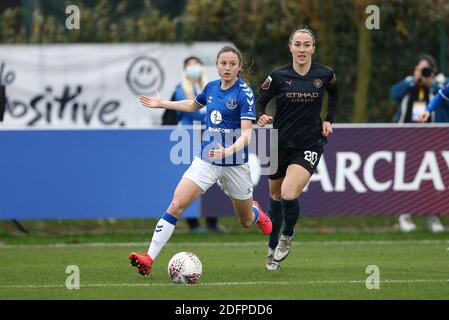 Liverpool, Royaume-Uni. 06e décembre 2020. Danielle Turner d'Everton semble passer sous la pression de Lucy Bronze de Manchester City. Barclays Women's super League match, Everton Women contre Manchester City Women au Walton Hall Park à Liverpool le dimanche 6 décembre 2020. Cette image ne peut être utilisée qu'à des fins éditoriales. Utilisation éditoriale uniquement, licence requise pour une utilisation commerciale. Aucune utilisation dans les Paris, les jeux ou les publications d'un seul club/ligue/joueur.pic par Chris Stading/Andrew Orchard sports Photography/Alamy Live News crédit: Andrew Orchard sports Photography/Alamy Live News Banque D'Images