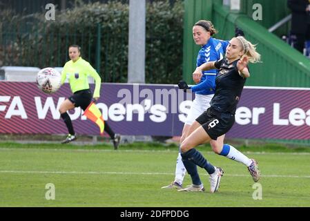 Liverpool, Royaume-Uni. 06e décembre 2020. Nicoline Sorensen d'Everton (l) tire sous la pression de Steph Houghton de Manchester City. Barclays Women's super League match, Everton Women contre Manchester City Women au Walton Hall Park à Liverpool le dimanche 6 décembre 2020. Cette image ne peut être utilisée qu'à des fins éditoriales. Utilisation éditoriale uniquement, licence requise pour une utilisation commerciale. Aucune utilisation dans les Paris, les jeux ou les publications d'un seul club/ligue/joueur.pic par Chris Stading/Andrew Orchard sports Photography/Alamy Live News crédit: Andrew Orchard sports Photography/Alamy Live News Banque D'Images