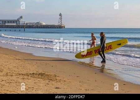 Bournemouth, Dorset, Royaume-Uni. 6 décembre 2020. Météo au Royaume-Uni : les plages sont occupées tandis que les gens se dirigent vers le bord de mer pour faire de l'exercice et de l'air frais et pour profiter du soleil sur une journée froide, mais ensoleillée sur les plages de Bournemouth. Bournemouth LifeGuards en formation. Crédit : Carolyn Jenkins/Alay Live News Banque D'Images