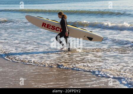 Bournemouth, Dorset, Royaume-Uni. 6 décembre 2020. Météo au Royaume-Uni : les plages sont occupées tandis que les gens se dirigent vers le bord de mer pour faire de l'exercice et de l'air frais et pour profiter du soleil sur une journée froide, mais ensoleillée sur les plages de Bournemouth. Bournemouth LifeGuards en formation. Crédit : Carolyn Jenkins/Alay Live News Banque D'Images