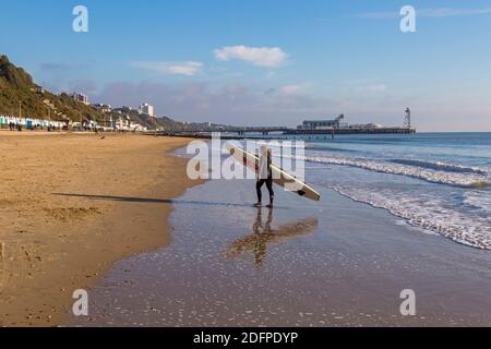 Bournemouth, Dorset, Royaume-Uni. 6 décembre 2020. Météo au Royaume-Uni : les plages sont occupées tandis que les gens se dirigent vers le bord de mer pour faire de l'exercice et de l'air frais et pour profiter du soleil sur une journée froide, mais ensoleillée sur les plages de Bournemouth. Bournemouth LifeGuards en formation. Crédit : Carolyn Jenkins/Alay Live News Banque D'Images