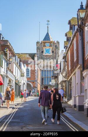 Iew de l'église Sainte-Marie et de l'hôtel de ville donnant sur la rue Lion à Rye. Les touristes et les habitants de la région marchent dans la rue. Banque D'Images