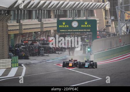 02 Ticktum Daniel (gbr), Dams, Dallara F2 2018, 08 Daruvala Jehan (ind), Carlin, Dallara F2 2018, action pendant le 12e tour du Championnat de Formule 2 2020 de la FIA du 4 au 6 décembre 2020 sur le circuit international de Bahreïn, à Sakhir, Bahreïn - photo Antonin Vincent / DPPI / LM Banque D'Images