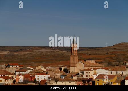 Vue sur la ville de Torrecilla del Rebollar dans la province de Teruel, comté de Jiloca, avec la tour de l'église de San Cristóbal dans le centre Banque D'Images