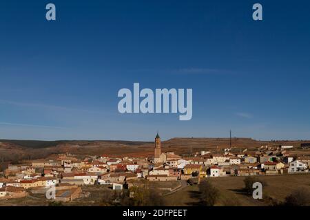 Vue sur la ville de Torrecilla del Rebollar dans la province de Teruel, comté de Jiloca, avec la tour de l'église de San Cristóbal dans le centre Banque D'Images