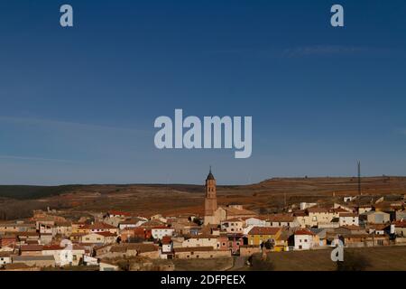 Vue sur la ville de Torrecilla del Rebollar dans la province de Teruel, comté de Jiloca, avec la tour de l'église de San Cristóbal dans le centre Banque D'Images