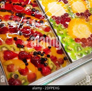 gâteaux aux fruits en solde, gros plan Banque D'Images