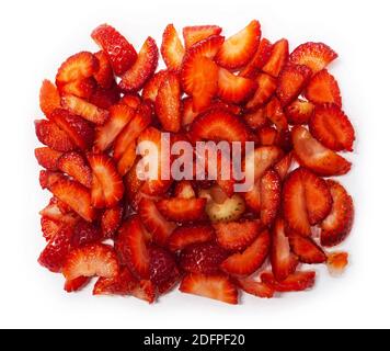 couper les fraises isolées sur blanc Banque D'Images