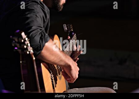 Gros plan sur les mains d'un guitariste Banque D'Images