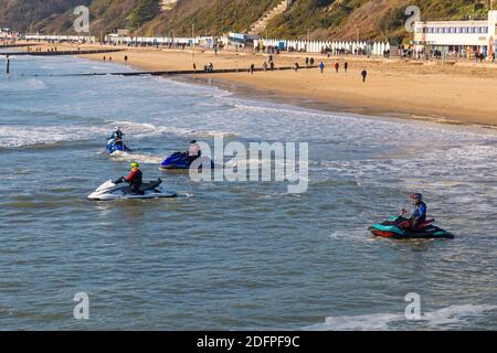 Bournemouth, Dorset, Royaume-Uni. 6 décembre 2020. Météo au Royaume-Uni : les plages sont occupées tandis que les gens se dirigent vers le bord de mer pour faire de l'exercice et de l'air frais et pour profiter du soleil sur une journée froide, mais ensoleillée sur les plages de Bournemouth. Crédit : Carolyn Jenkins/Alay Live News Banque D'Images