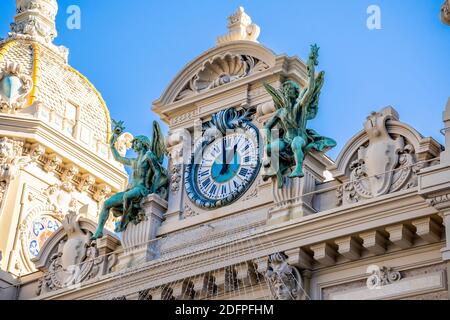 Monte-Carlo, Monaco 29.11.2020 horloge avec bronze Sculpture d'Angels au-dessus de l'entrée principale du Casino de Monte-Carlo à Monaco, Europe. Photo de haute qualité Banque D'Images