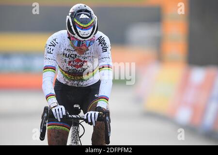 Dutch Ceylin Del Carmen Alvarado franchit la ligne d'arrivée à la course féminine du Superprestige Boom, cinquième étape du Superprestige cyclocross cy Banque D'Images