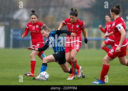 Felice Chinetti Stadium, Milan, Italie, 06 décembre 2020, Giulia Baldini (San Marino Academy) s'attaque à Anna Catelli (FC Internazionale) pendant FC Internazionale vs San Marino Academy, football italien Serie A Women Match - photo Francesco Scaccianoce / LM Banque D'Images