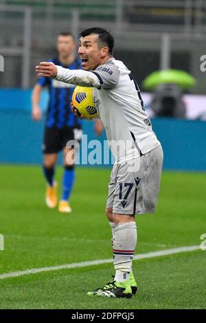 Milan, Italie. 05e décembre 2020. Gary Medel (17) de Bologne vu dans la série UN match entre l'Inter Milan et Bologne à San Siro à Milan. (Crédit photo : Gonzales photo/Alamy Live News Banque D'Images