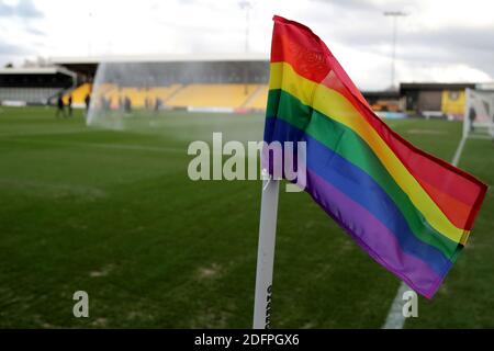 Une vue d'un drapeau d'angle soutenant la campagne Stonewall Rainbow Lenes avant le match de la Sky Bet League Two au stade Envirovent, Harrogate. Banque D'Images