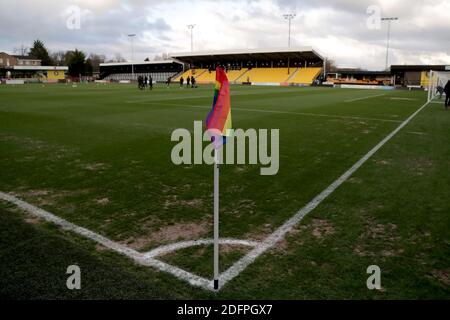 Une vue d'un drapeau d'angle soutenant la campagne Stonewall Rainbow Lenes avant le match de la Sky Bet League Two au stade Envirovent, Harrogate. Banque D'Images