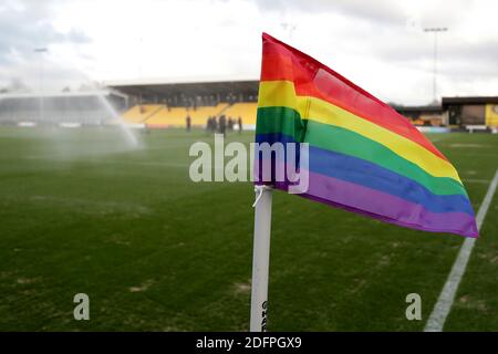 Une vue d'un drapeau d'angle soutenant la campagne Stonewall Rainbow Lenes avant le match de la Sky Bet League Two au stade Envirovent, Harrogate. Banque D'Images