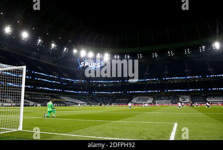 Les fans de Tottenham Hotspur et d'Arsenal prennent un genou avant le début du match de la Premier League au Tottenham Hotspur Stadium, Londres. Banque D'Images