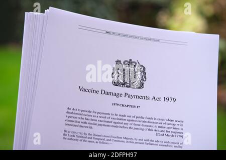 Stafford, Royaume-Uni - décembre 6 2020 : image de gros plan de la Vaccine endommagé Payments Act du gouvernement britannique. Banque D'Images