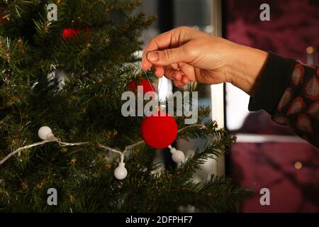 De belles boules rouges sont accrochées sur l'arbre de Noël Banque D'Images