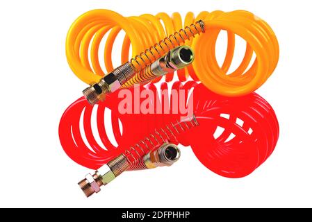 flexible pneumatique d'un chariot pour fournir de l'air comprimé d'un tracteur à une remorque, accessoires de voiture, pièces de voiture, jaune et rouge, fond blanc clos Banque D'Images