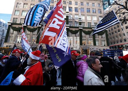 New York, États-Unis. 06e décembre 2020. Les partisans du président Trump se réunissent à Rockefeller Plazaon le 6 décembre 2020. Les manifestants pro Trump citent leurs vues pour expliquer pourquoi le président est le gagnant légitime des élections de novembre 3, citant la fraude et le « vol » et de nombreuses irrégularités durant les élections. (Photo de John Lamparski/SIPA USA) crédit: SIPA USA/Alay Live News Banque D'Images