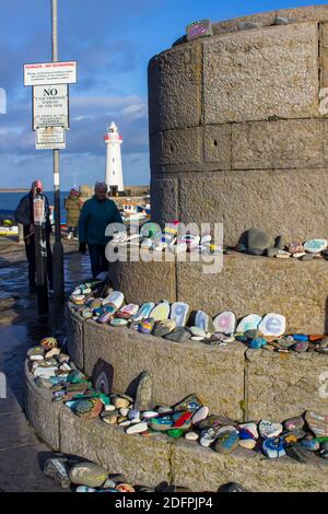 2 décembre 2020 peinture des messages d'espoir et d'amour rochers et posés sur le mur du port dans Le village pittoresque de donaghadee Nord Irela Banque D'Images