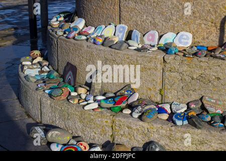 2 décembre 2020 peinture des messages d'espoir et d'amour rochers et posés sur le mur du port dans Le village pittoresque de donaghadee Nord Irela Banque D'Images