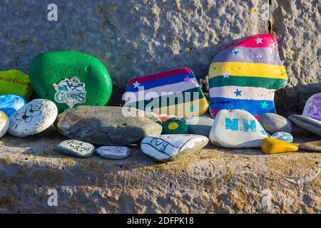 2 décembre 2020 peinture des messages d'espoir et d'amour rochers et posés sur le mur du port dans Le village pittoresque de donaghadee Nord Irela Banque D'Images