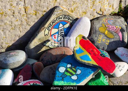 2 décembre 2020 peinture des messages d'espoir et d'amour rochers et posés sur le mur du port dans Le village pittoresque de Donaghadee dans le nord de l'Irela Banque D'Images