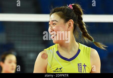 Jiangmen, province chinoise de Guangdong. 6 décembre 2020. Li Yao, de l'équipe de Guangdong, réagit lors du match Goup C entre l'équipe de Guangdong et l'équipe de Zhejiang, à l'étape la plus dérisée de la Super League chinoise de volleyball féminin de la saison 2020-2021 à Jiangmen, dans la province de Guangdong, dans le sud de la Chine, le 6 décembre 2020. Credit: Liu Dawei/Xinhua/Alay Live News Banque D'Images