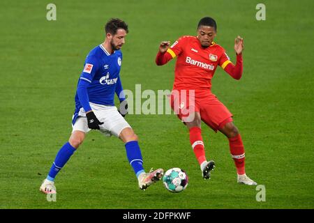 Gelsenkirchen, Allemagne. 06th Dec, 2020. Firo: 06.12.2020 Soccer: Soccer: 1er Bundesliga, saison 2020/21 FC Schalke 04 - Bayer 04 Leverkusen duels, Mark UTH, versus, Leon Patrick BAILEY AUCUNE VENTE SECONDAIRE (RE-) DANS LES 48h APRÈS LE COUP d'ENVOI. Credit: Elmar KREMSER/SVEN SIMON/pool | usage dans le monde entier/dpa/Alay Live News Banque D'Images