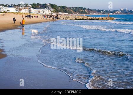 Poole Dorset UK, décembre 06 2020, petits groupes personnes ou familles se détendant marcher le long du littoral de la plage pendant COVID-19 Banque D'Images