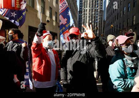 New York, États-Unis. 06e décembre 2020. Les partisans du président Trump se réunissent à Rockefeller Plazaon le 6 décembre 2020. Les manifestants pro Trump citent leurs vues pour expliquer pourquoi le président est le gagnant légitime des élections de novembre 3, citant la fraude et le « vol » et de nombreuses irrégularités durant les élections. (Photo de John Lamparski/SIPA USA) crédit: SIPA USA/Alay Live News Banque D'Images