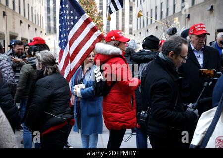 New York, États-Unis. 06e décembre 2020. Les partisans du président Trump se réunissent à Rockefeller Plazaon le 6 décembre 2020. Les manifestants pro Trump citent leurs vues pour expliquer pourquoi le président est le gagnant légitime des élections de novembre 3, citant la fraude et le « vol » et de nombreuses irrégularités durant les élections. (Photo de John Lamparski/SIPA USA) crédit: SIPA USA/Alay Live News Banque D'Images