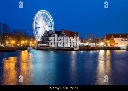 Gdansk, Pologne - 06 décembre 2020 : grande roue située dans la vieille ville de Gdansk la nuit, Pologne Banque D'Images