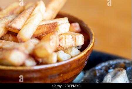 Frites maison épaisses coupées dans un bol. Banque D'Images