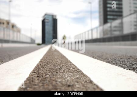 Image de faible profondeur de champ (mise au point sélective) avec détails de l'asphalte sur une autoroute vide. Banque D'Images