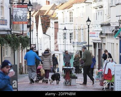 Faversham, Kent, Royaume-Uni. 6 décembre 2020. Swale a toujours l'un des taux d'infection de covid les plus élevés du pays. Photo de Faversham High Street à Swale le dimanche. Crédit : James Bell/Alay Live News Banque D'Images