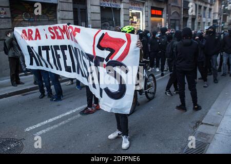 Barcelone, Catalogne, Espagne. 6 décembre 2020. Les manifestants sont vus avec le drapeau antifasciste. Santiago Abascal, le président du parti d'extrême droite espagnol, VOX, s'est rendu à Barcelone ce dimanche 6 décembre, reçu par quelque 200 personnes, pour lire un manifeste et les articles de la Constitution, qui selon le parti sont menacés par le gouvernement actuel . Des groupes antifascistes se sont rendus sur la place de l'événement pour manifester contre VOX, mais la police les a empêchés de passer. Credit: Thiago Prudencio/DAX/ZUMA Wire/Alay Live News Banque D'Images