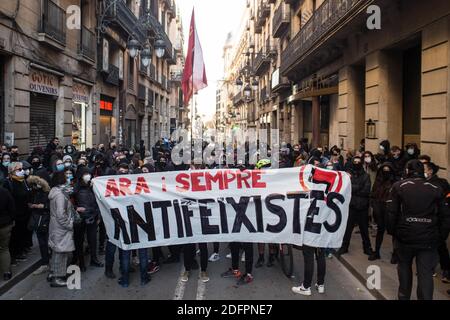 Barcelone, Catalogne, Espagne. 6 décembre 2020. Les manifestants sont vus avec le drapeau antifasciste. Santiago Abascal, le président du parti d'extrême droite espagnol, VOX, s'est rendu à Barcelone ce dimanche 6 décembre, reçu par quelque 200 personnes, pour lire un manifeste et les articles de la Constitution, qui selon le parti sont menacés par le gouvernement actuel . Des groupes antifascistes se sont rendus sur la place de l'événement pour manifester contre VOX, mais la police les a empêchés de passer. Credit: Thiago Prudencio/DAX/ZUMA Wire/Alay Live News Banque D'Images