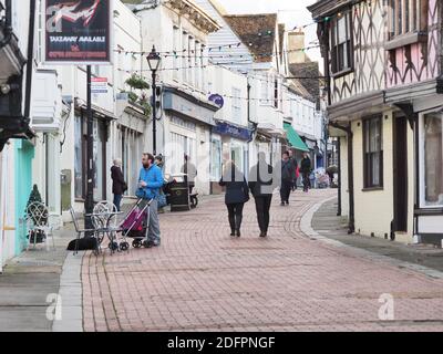 Faversham, Kent, Royaume-Uni. 6 décembre 2020. Swale a toujours l'un des taux d'infection de covid les plus élevés du pays. Photo de Faversham High Street à Swale le dimanche. Crédit : James Bell/Alay Live News Banque D'Images