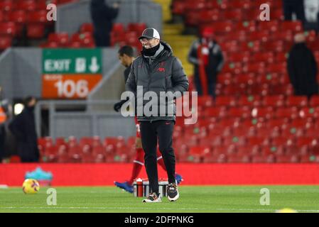 Liverpool, Royaume-Uni. 06e décembre 2020. Jurgen Klopp, directeur de Liverpool, sourit dans le cercle central avant le début du match. Premier League Match, Liverpool et Wolverhampton Wanderers au stade Anfield de Liverpool, en Angleterre, le dimanche 6 décembre 2020. Cette image ne peut être utilisée qu'à des fins éditoriales. Utilisation éditoriale uniquement, licence requise pour une utilisation commerciale. Aucune utilisation dans les Paris, les jeux ou les publications d'un seul club/ligue/joueur.pic par Chris Stading/Andrew Orchard sports Photography/Alamy Live News crédit: Andrew Orchard sports Photography/Alamy Live News Banque D'Images